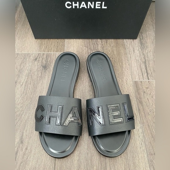 2023 CHANEL CHA NEL LOGO BLACK LEATHER FLAT SHOES SLIDES MULES - Picture 10 of 14